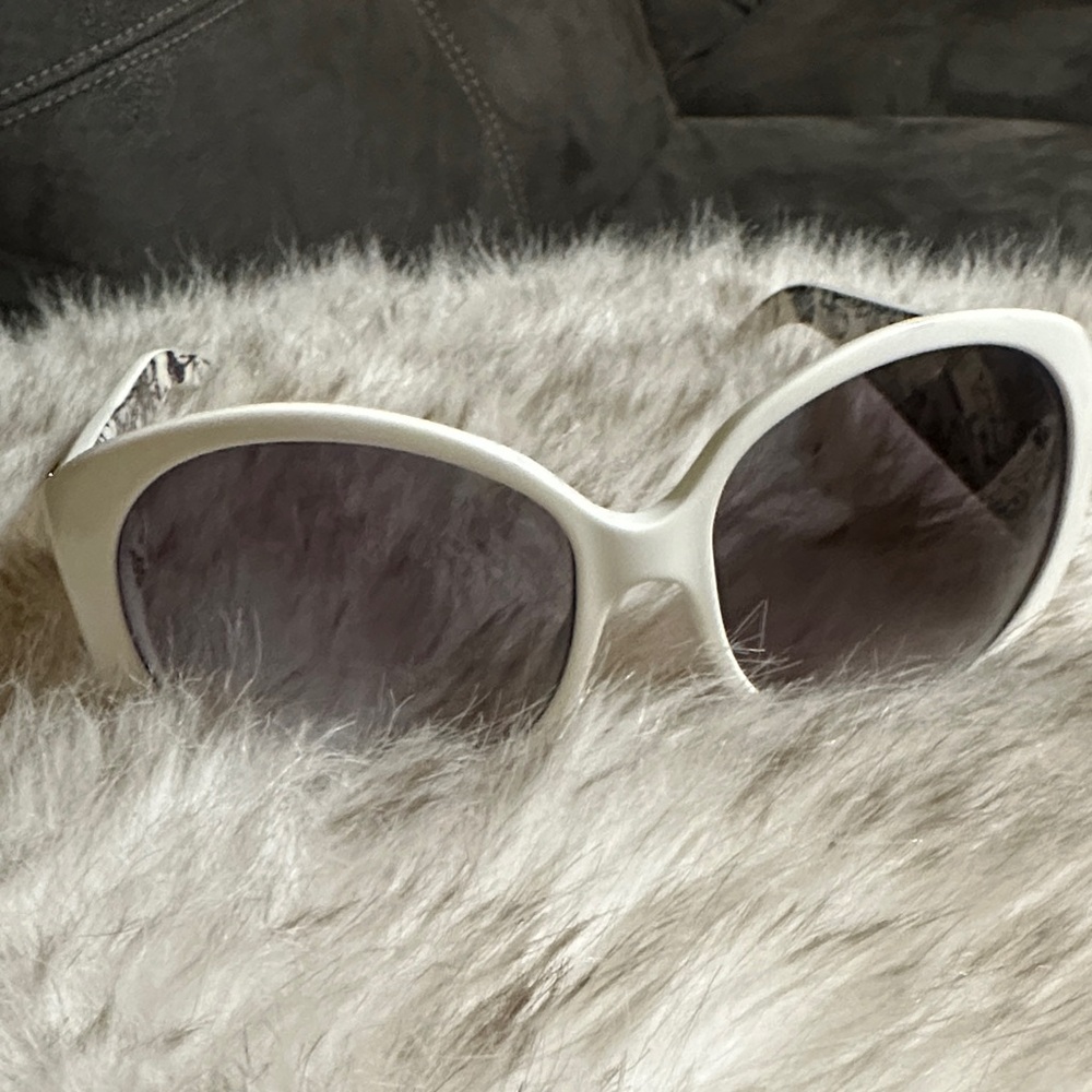 Gucci Ivory Sunglasses with Gold Accents - Picture 3 of 6